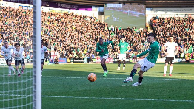 Màn đụng độ Manchester City vs Plymouth